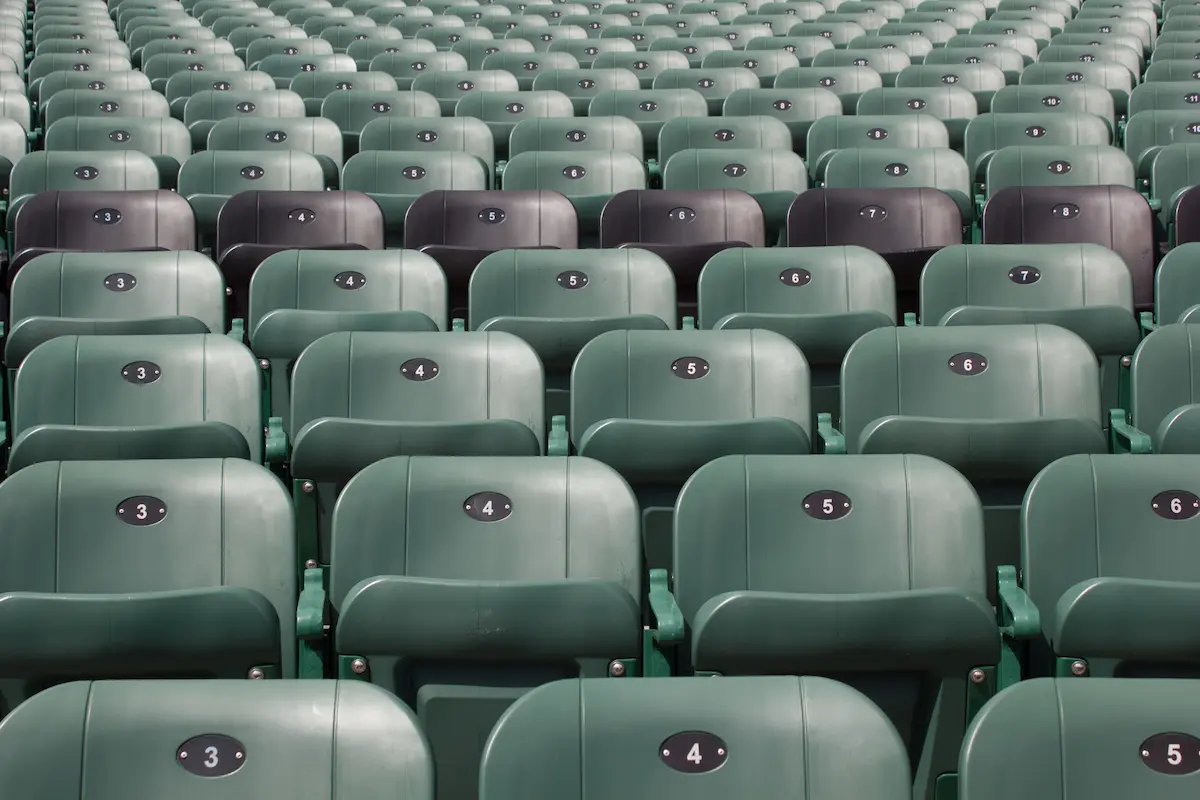 Interdiction de stade : supporters dans une tribune de football
