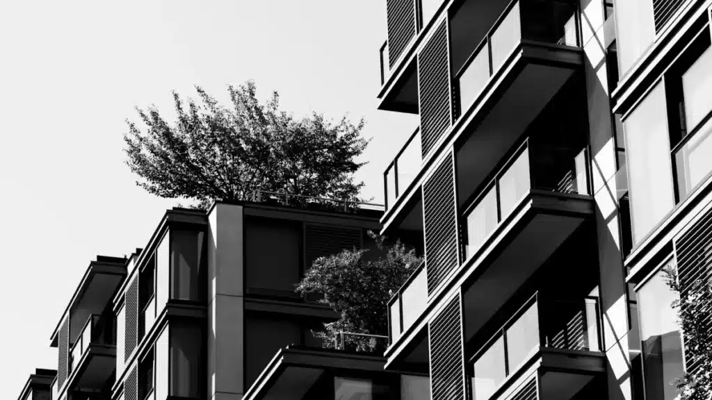 Façade d'un immeuble en copropriété avec balcons – action en responsabilité contre le syndicat des copropriétaires