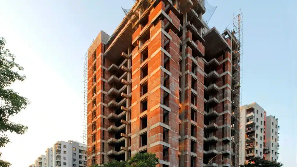 Immeuble en construction avec échafaudages – réception des travaux et désordres apparents
