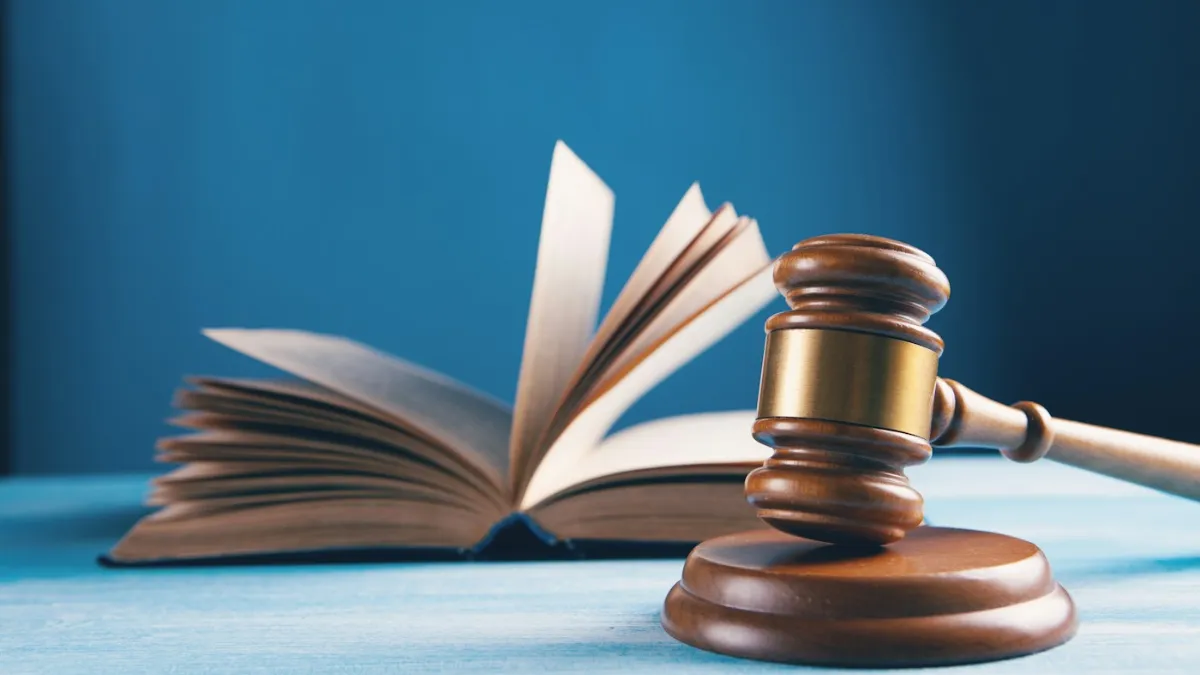Marteau de juge et code ouvert – procédure PARDI et défendeur défaillant