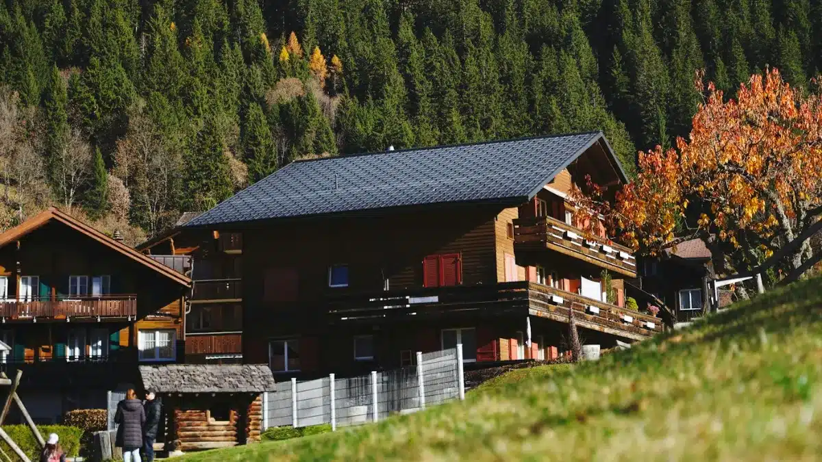 Chalets en bois à flanc de montagne – refus de permis de construire et référé-suspension